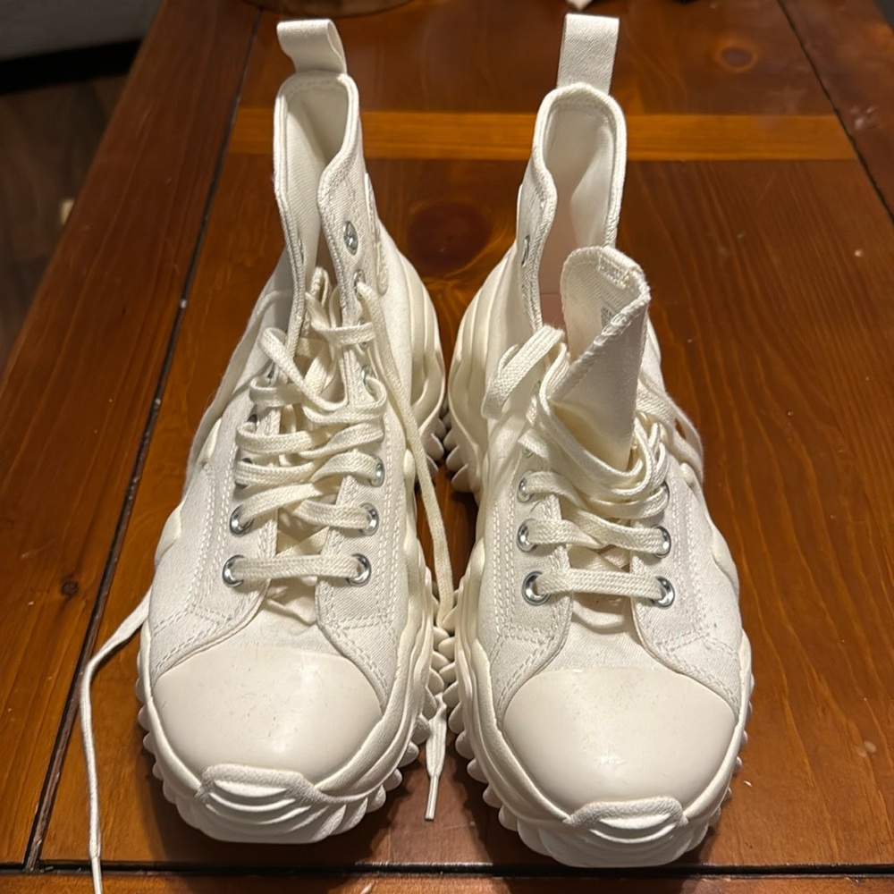 Never worn Converse